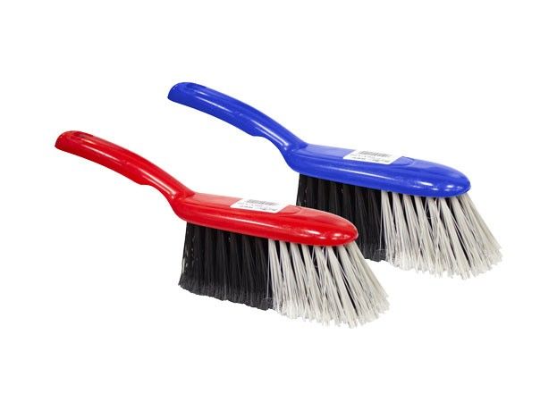 CEPILLO DE MANO CERDA DURA PLÁSTICO ROJO/AZUL