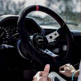 VOLANTE DESPLAZADO TRACK ALCÁNTARA BRAZOS NEGROS